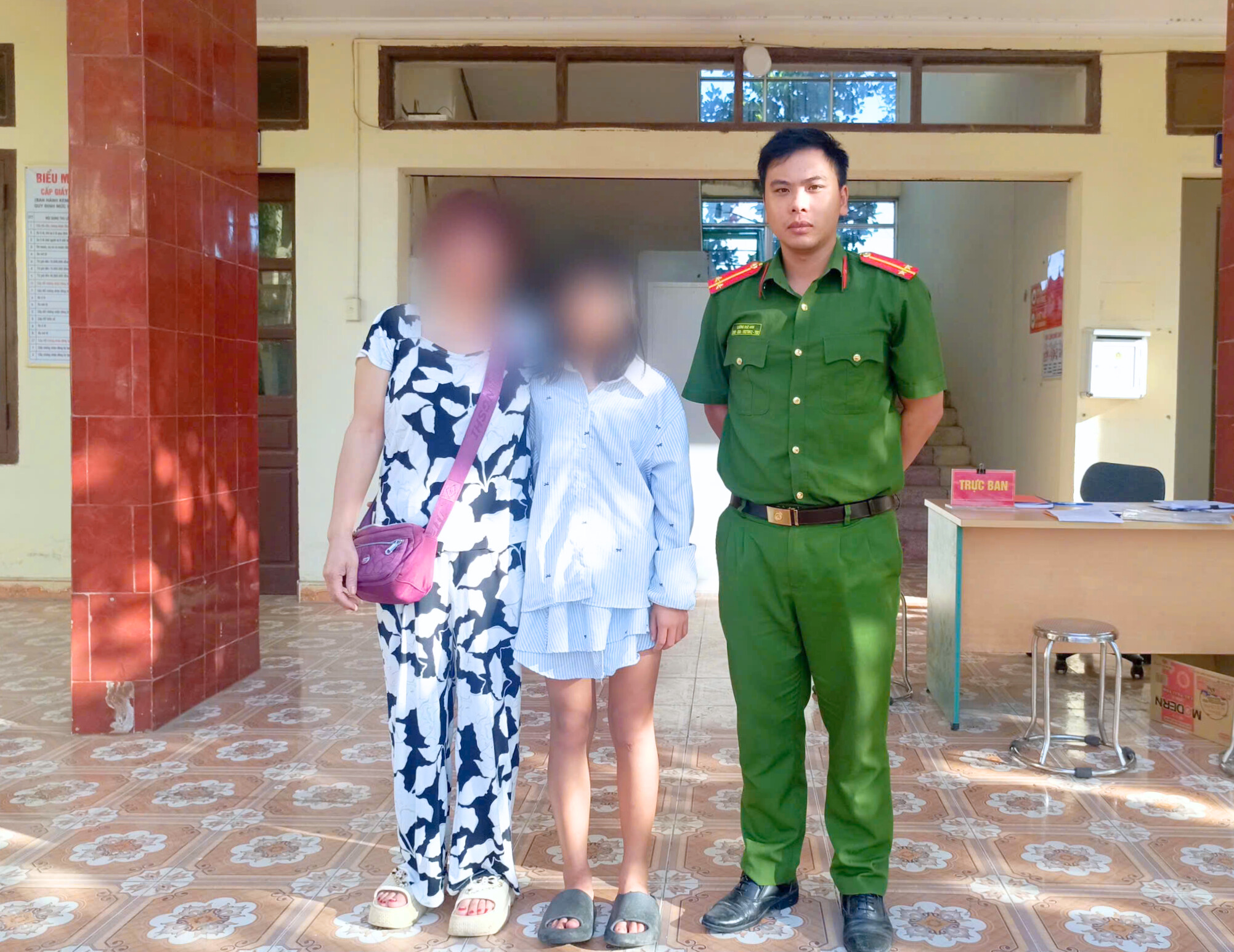 Công an phường Thiên Hương nhanh chóng giúp cháu bé bị lạc đường về với gia đình